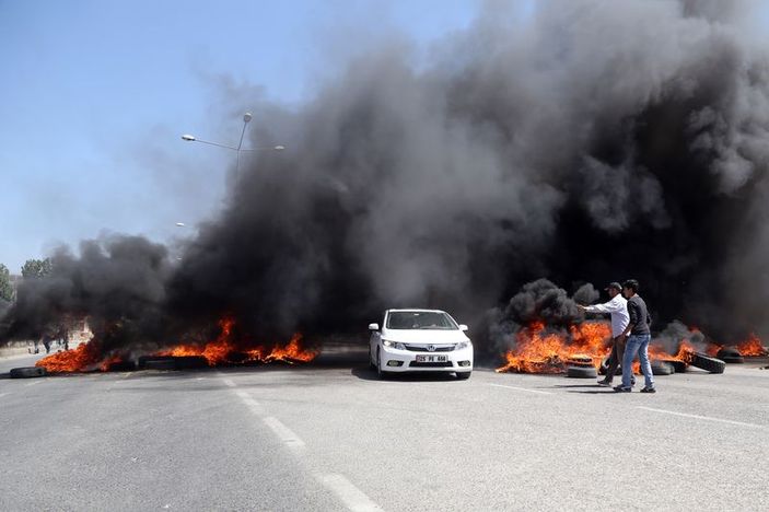 Pasinler'de lastik yakarak teröre tepki gösterdiler