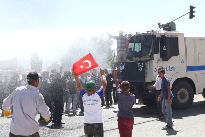 Pasinler'de lastik yakarak teröre tepki gösterdiler