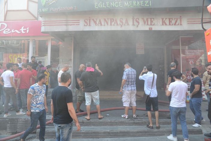 Beşiktaş Çarşı'da yangın paniği