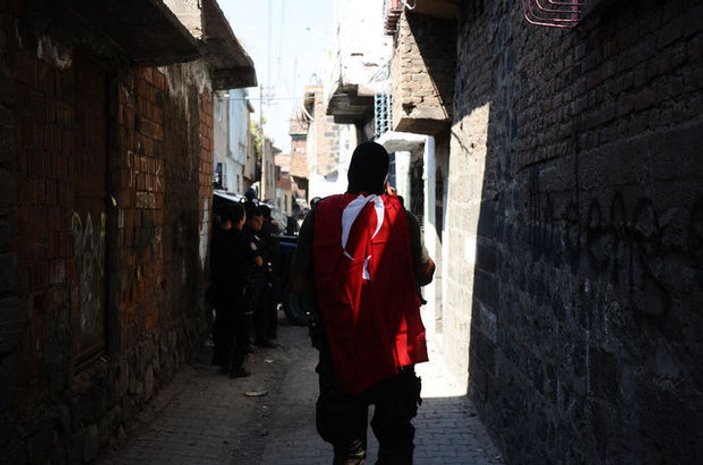 Diyarbakır'da Türk bayraklı operasyon