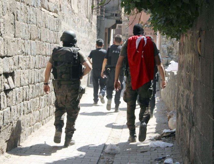 Diyarbakır'da Türk bayraklı operasyon