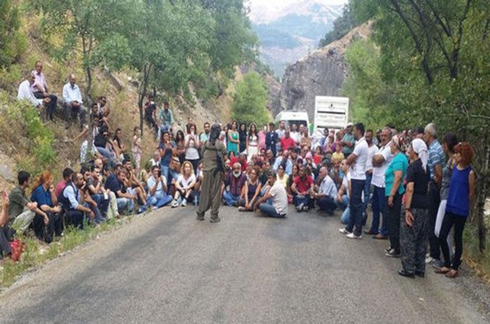 PKK Tunceli'de düğün konvoyunun yolunu kesti