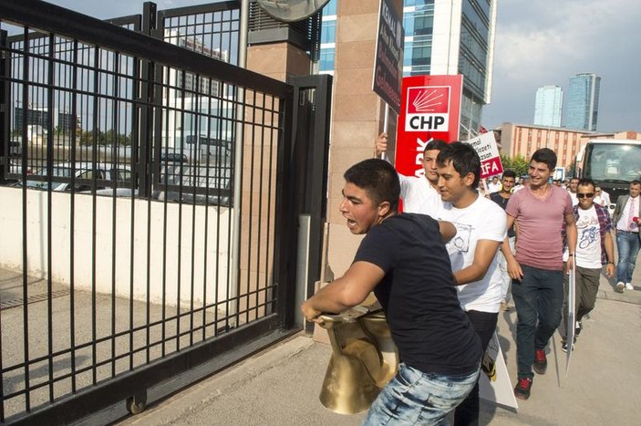 CHP önünde altın renkli klozetli eylem
