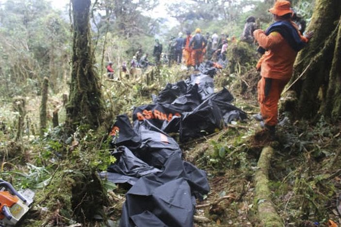 Düşen uçaktaki yolcuların cesetleri tahliye edildi