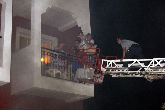 Antalya’da turistlerin kaldığı otelde yangın