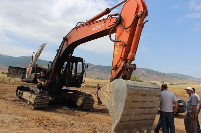 PKK Muş'ta iş makinesi yaktı