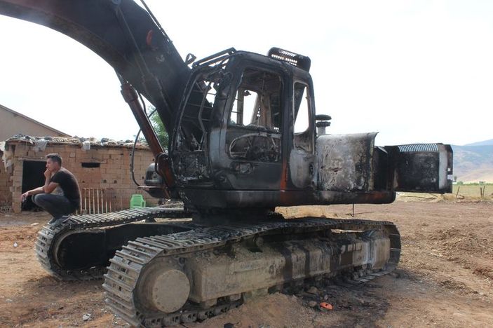 PKK Muş'ta iş makinesi yaktı