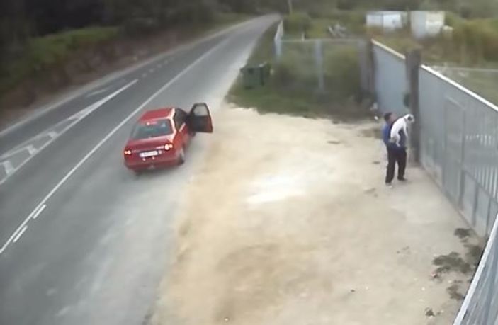 İspanya'da köpeği barınak bahçesine attılar