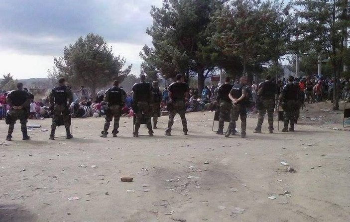 Makedon polisi kaçak göçmenlere gazla müdahale etti