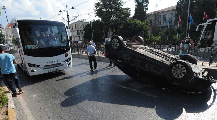 Taksi tarafından sıkıştırılan otomobil takla attı