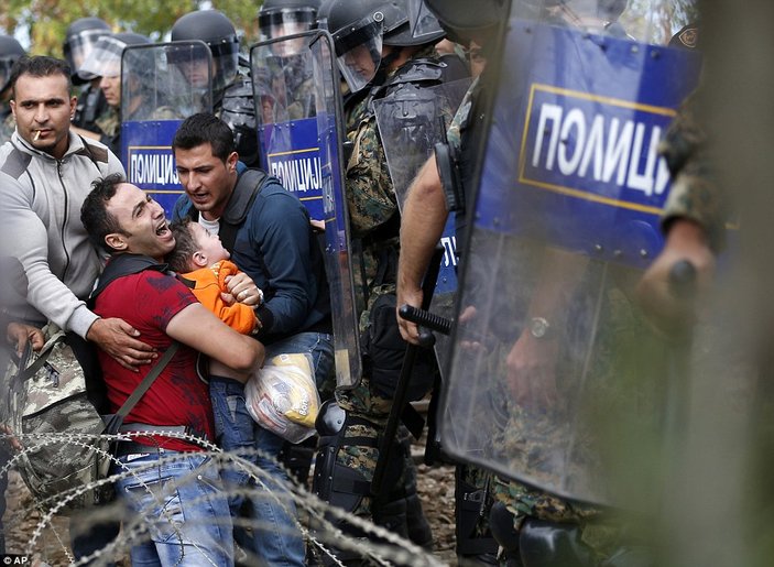 Makedon polisi kaçak göçmenlere gazla müdahale etti