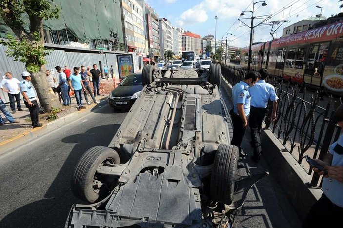 Taksi tarafından sıkıştırılan otomobil takla attı