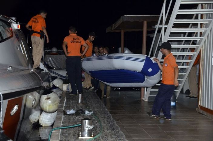 Bodrum'da kaçakları taşıyan tekne battı:1 ölü