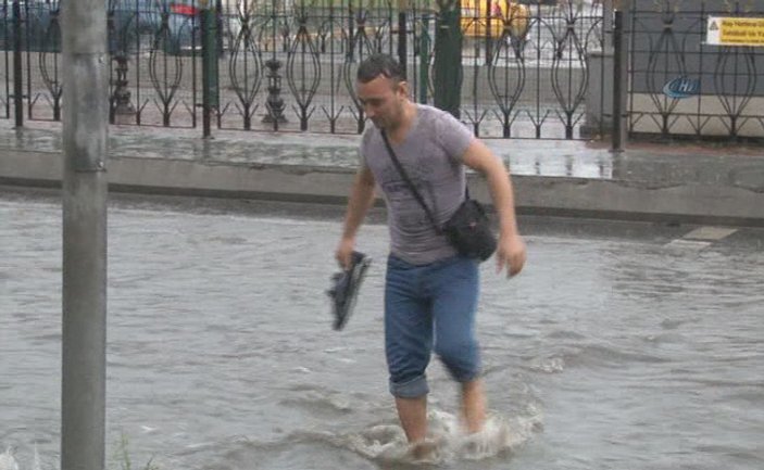 İstanbul Kabataş'ta etkili yağmur İZLE
