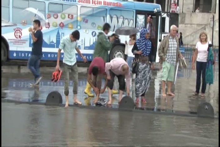 İstanbul'da sağanak yağış etkili oldu