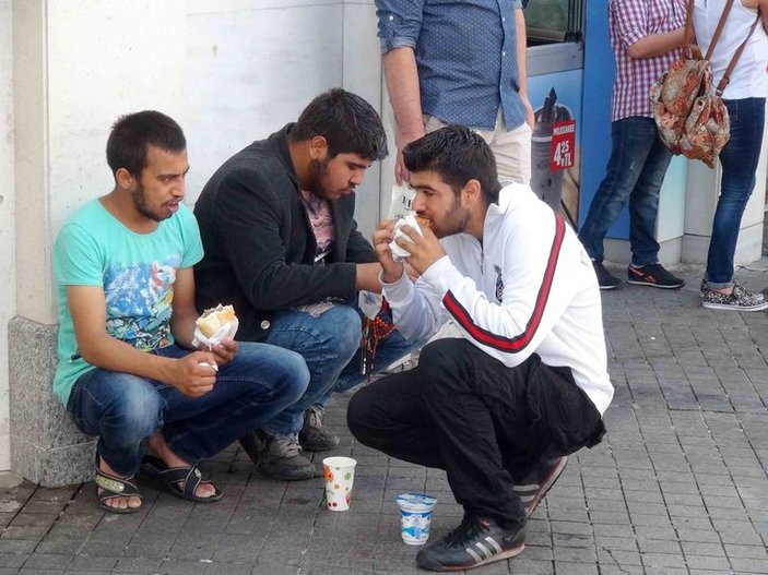 Taksim'deki dönerci 40 Suriyeli çocuğa daha döner dağıttı