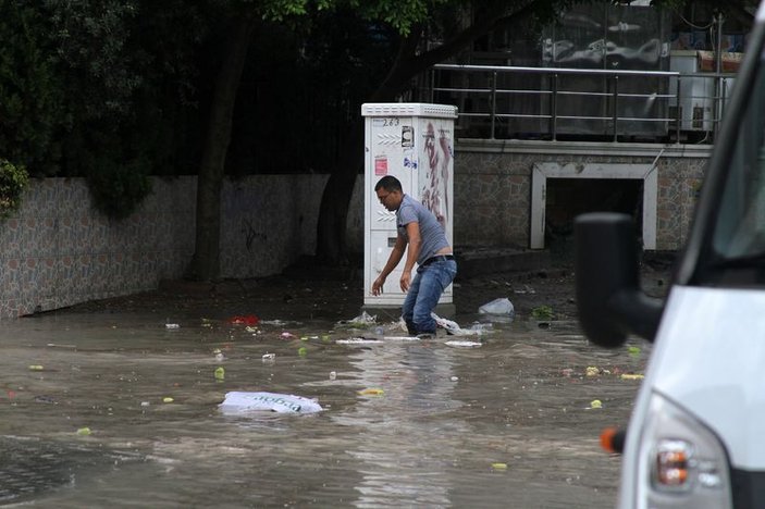 Adana'da sağanak yağış etkili oldu