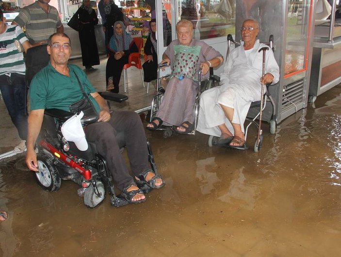Adana'da sağanak yağış etkili oldu