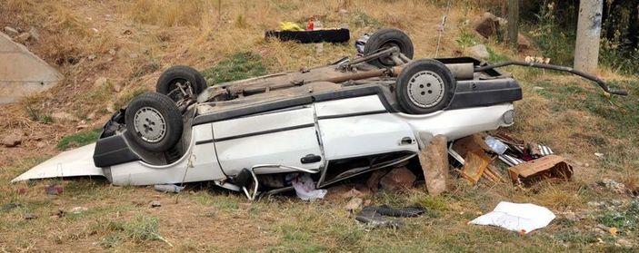 Sivas'ta otomobil şarampole devrildi: 2 yaralı