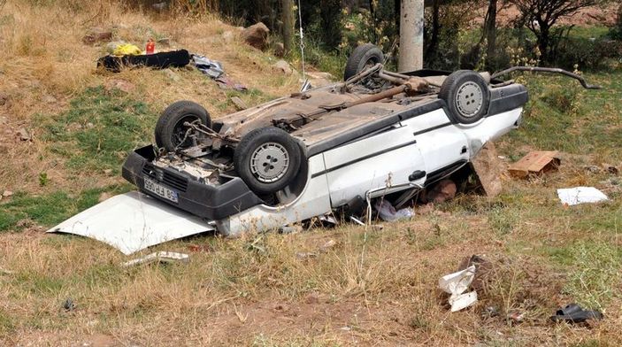 Sivas'ta otomobil şarampole devrildi: 2 yaralı