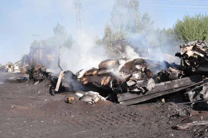 PKK Ağrı'da 3 tır ile 1 kamyonu yaktı