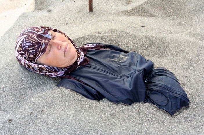 Mersin'de şifa için kuma gömülüyorlar