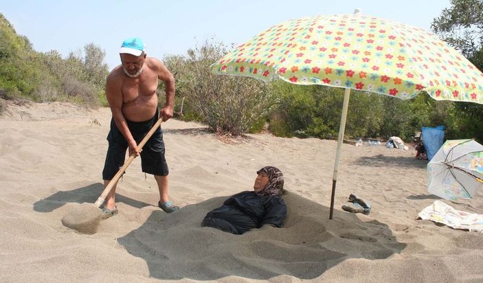 Mersin'de şifa için kuma gömülüyorlar
