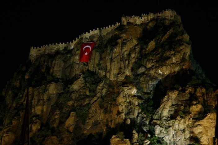 AKUT Karahisar Kalesi'ne dev Türk bayrağı astı