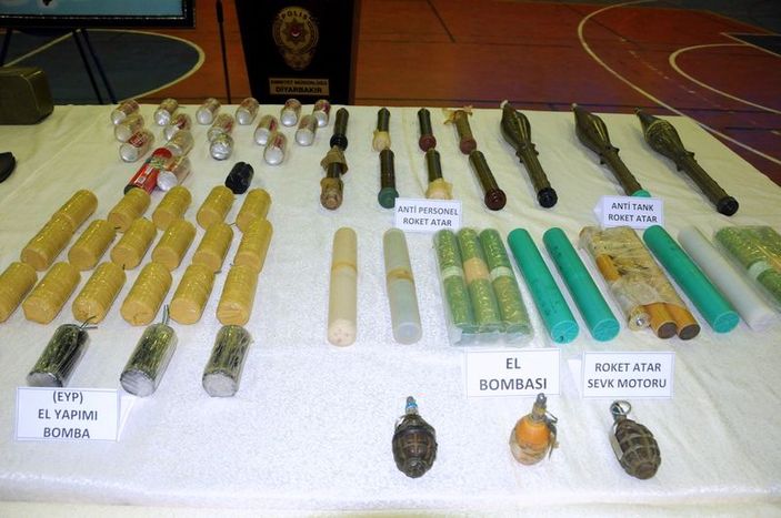 Diyarbakır'da çay bahçesinden cephanelik çıktı