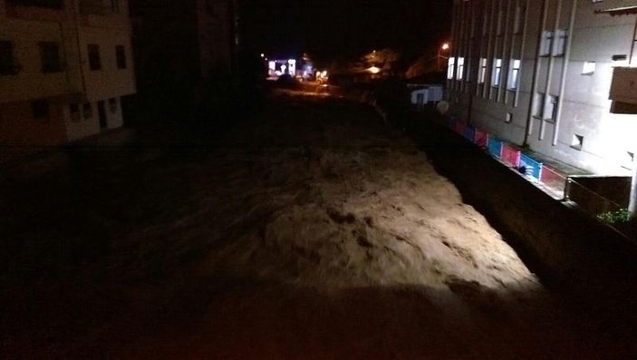 Trabzon'da sağanak yağış 7 köyü ulaşıma kapattı