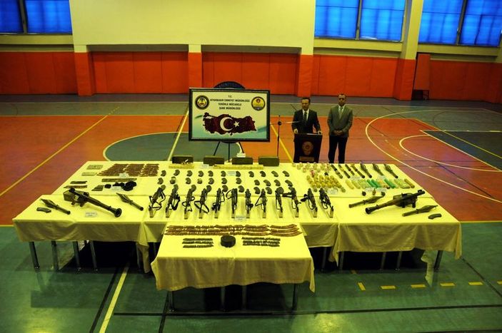 Diyarbakır'da çay bahçesinden cephanelik çıktı