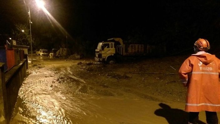 Trabzon'da sağanak yağış 7 köyü ulaşıma kapattı