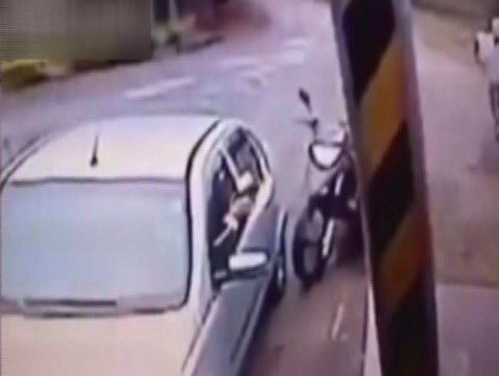 Sürücü kendisini soymak isteyen gaspçılara silah çekti