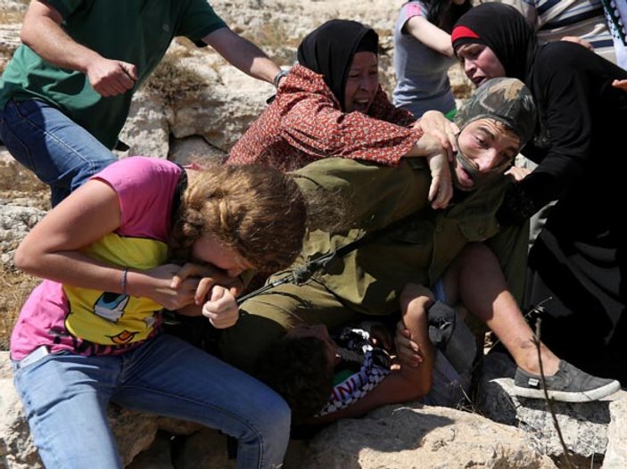 İsrail askerine kafa tutan cesur kız abisini kurtardı
