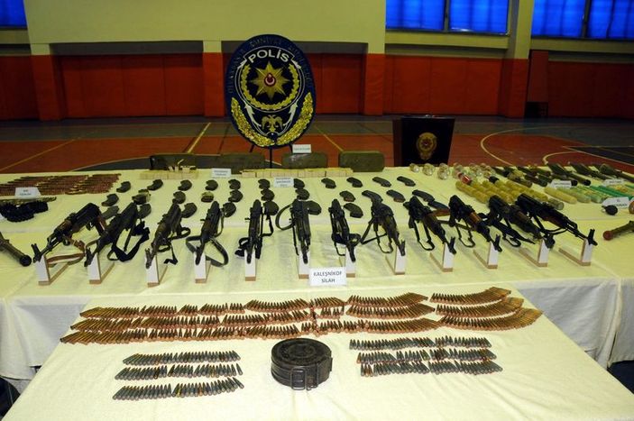 Diyarbakır'da çay bahçesinden cephanelik çıktı