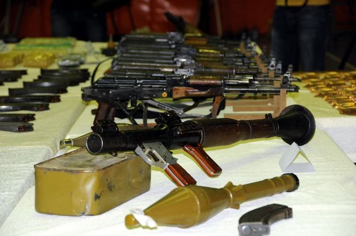 Diyarbakır'da çay bahçesinden cephanelik çıktı