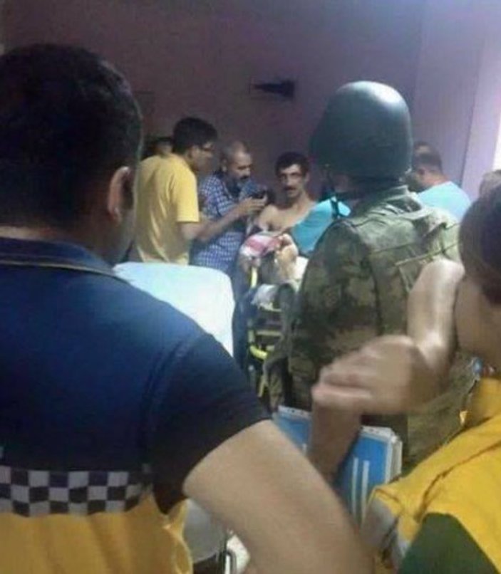 Erzincan’da yaralı teröristi linçten asker kurtardı