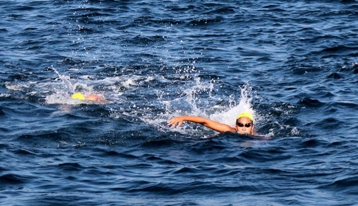 Sporcular Çanakkale Boğazı'nı yüzerek geçti