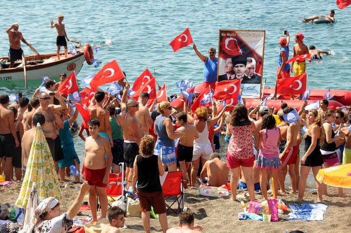 CHP'li belediye Atatürk fotoğrafını denizden çıkardı