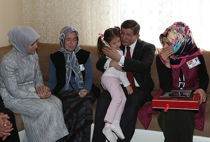 Davutoğlu Ankara'da şehidin evini ziyaret etti