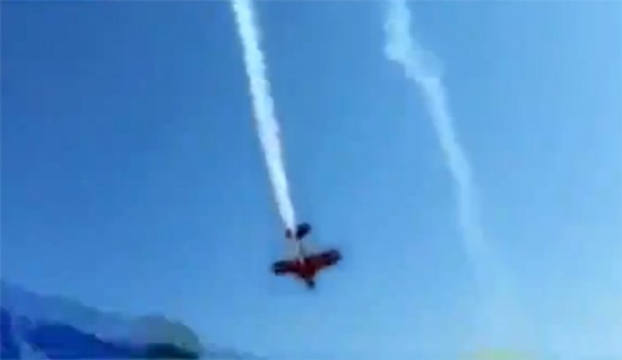 Avusturya'da gösteri uçağı yere çakıldı İZLE