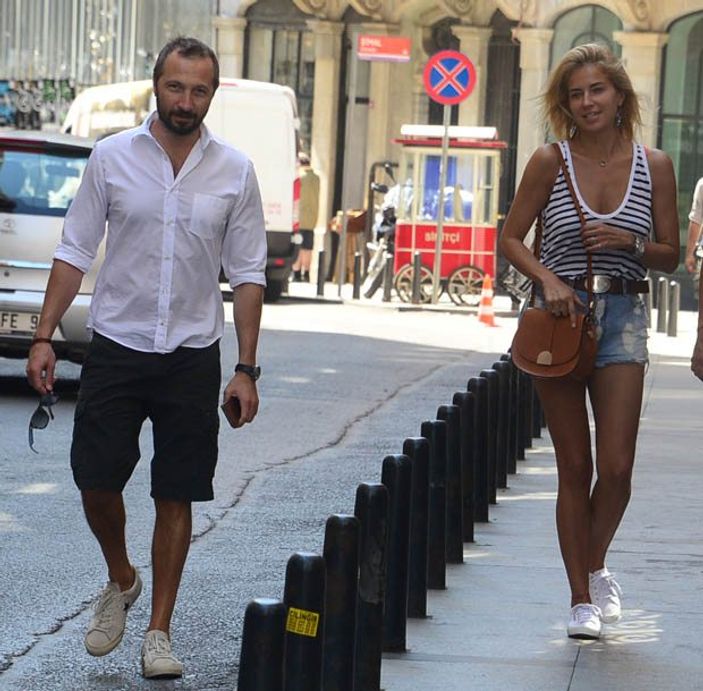 Burcu Esmersoy sevgilisiyle Asmalımescit'te