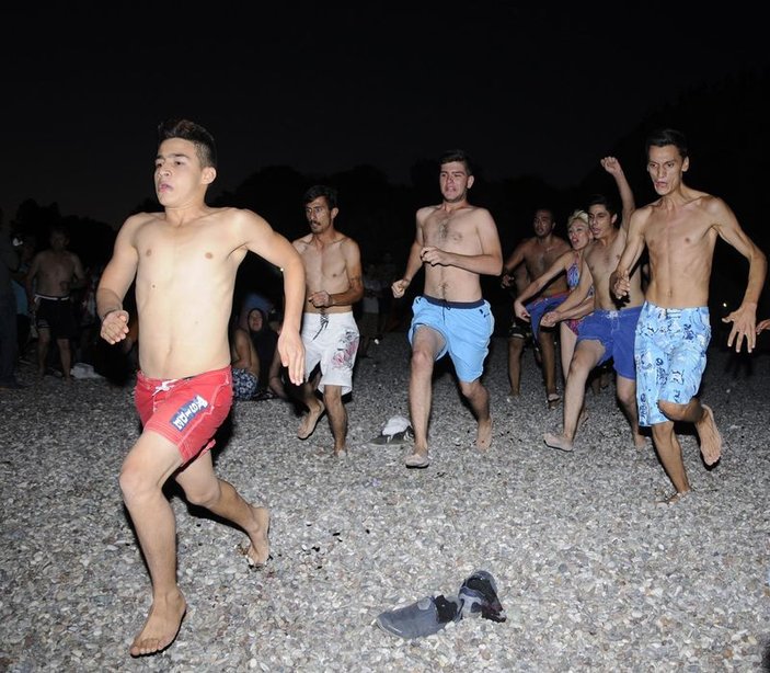 Antalya'da CHP'li gençler bayramı denizde kutladı