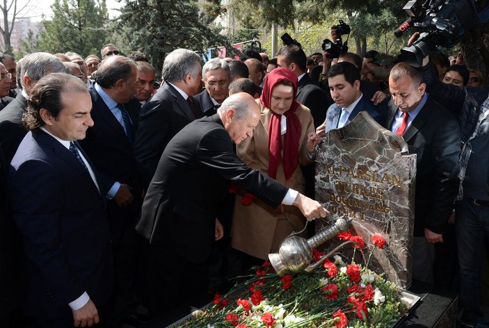 Davutoğlu Alparslan Türkeş’in mezarını ziyaret etti