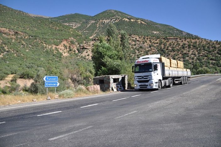 Tunceli Valiliği yolu trafiğe açtı PKK'lılar yeniden yola indi