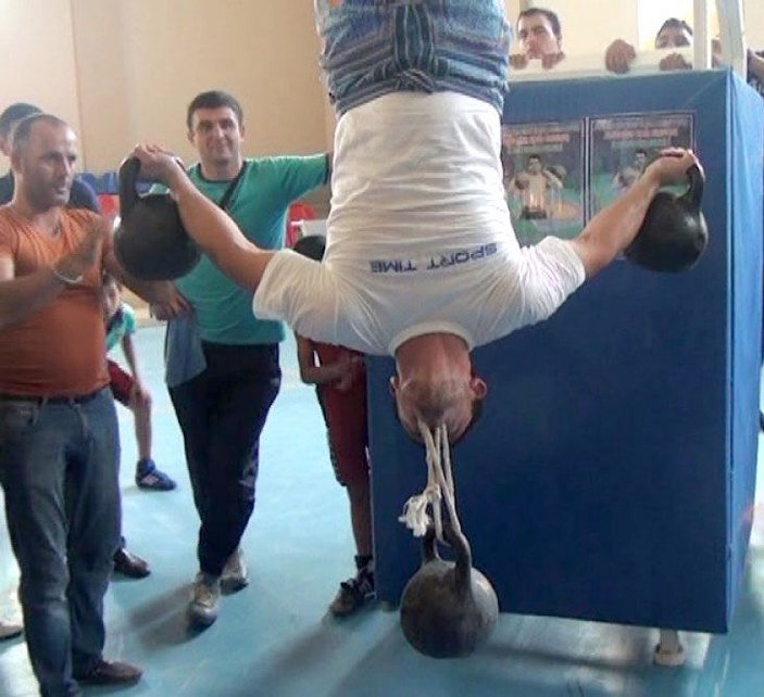 Azeri pehlivan dişleriyle 32 kiloluk ağırlığı kaldırdı