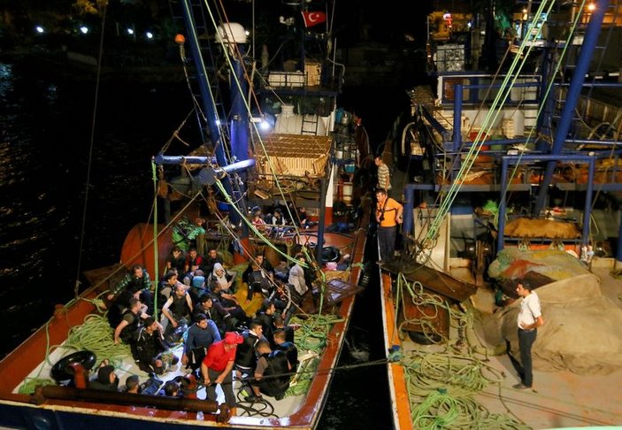 Denizde mahsur kalan kaçakları balıkçılar kurtardı