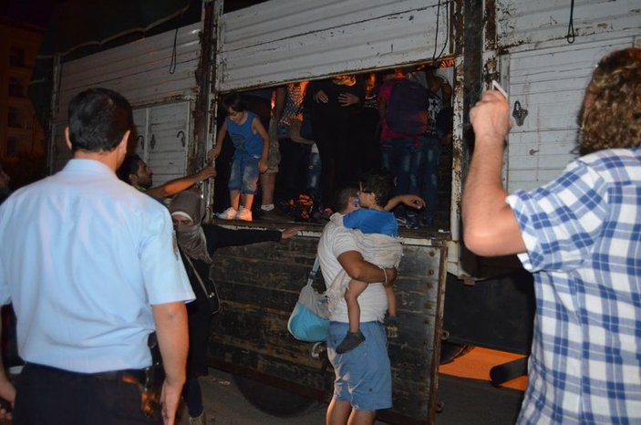 İzmir'de 221 kaçak göçmen yakalandı