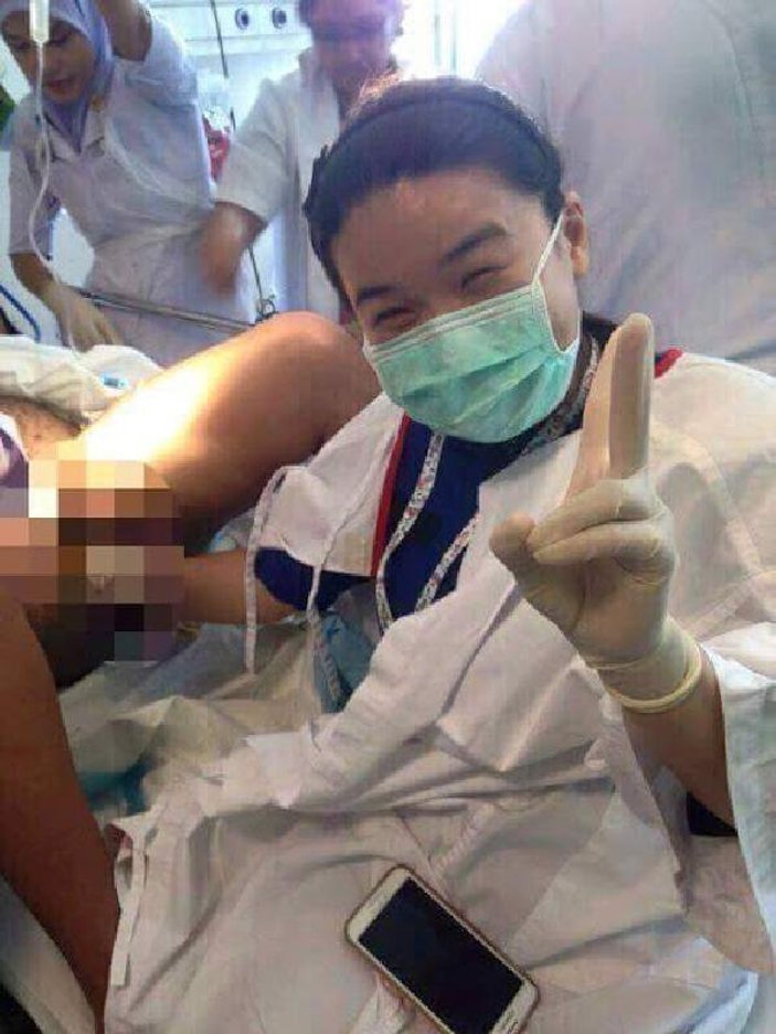 Malezyalı doktor hastasının cinsel organıyla poz verdi