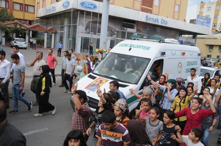 Şırnak'ta belediye aracına PKK bayrağı asıldı
